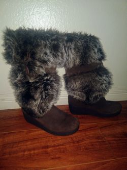 Wedge fur boots with tassle tie