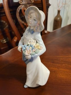 Beautiful Porcelain Nao By Lladro