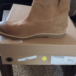 Ugg  Women's Boots   7.5