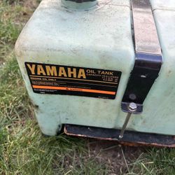 Yamaha outboard oil tank   OEM 3 gallon Yamaha outboard reserve  Tank   With pump ,check valves ,wiring and Bracket    . Capacity 11.1 US Quarts 
