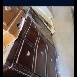 🌹BEAUTIFUL QUEEN SIZE BEDROOM SET: BED FRAME, DRESSER 🌹 