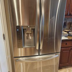 LG French Door Smart
Refrigerator with External Ice and Water
Stainless Steel