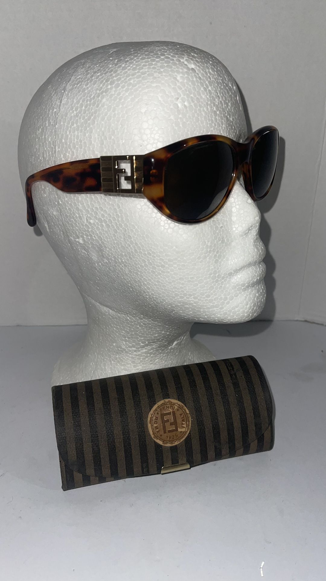 Fendi Amber Sunglasses 😎 Very Nice With Case