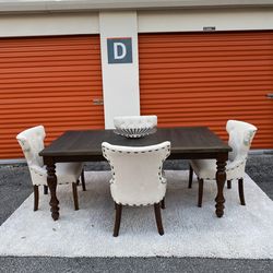 Comedor de madera con 4 sillas color beige