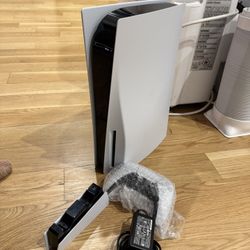 PlayStation 5 - With Remote And Charging Station