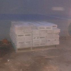 4 To 5 Pallets Of Block Most New Some Used 25$ A Pallett