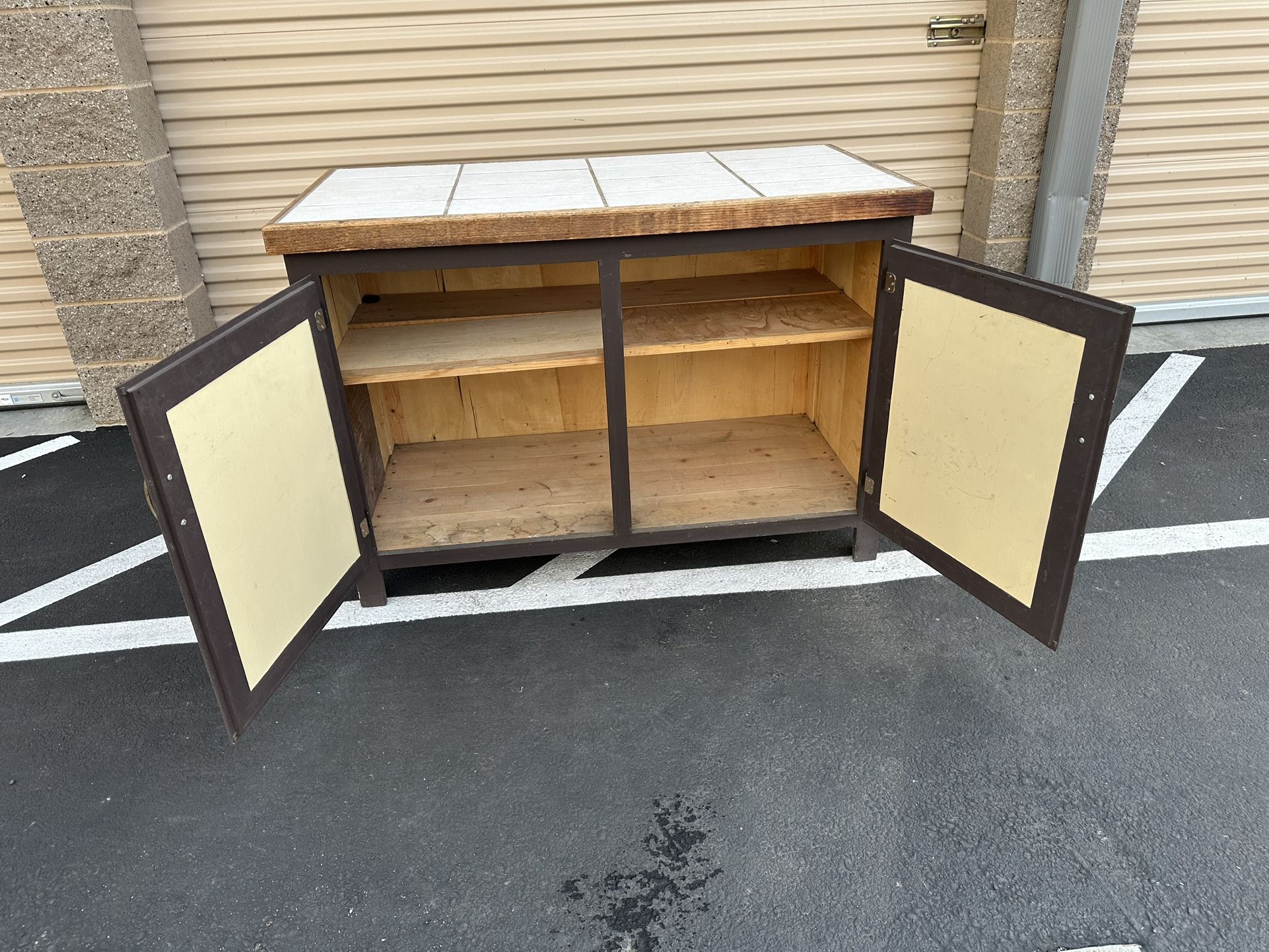 Big size kitchen island with tile on top / isla para cocina con mosaico arriba 