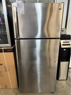 Used GE 28”W Top Freezer Bottom Refrigerator
