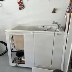 Barely Used Working Walk In Jacuzzi Bathtub!!