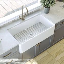33” Deer Valley fireclay farmhouse sink 