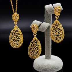 Set of gold jewelry