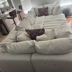 Giant 6-Piece Modular Sectional With 2 Ottomans White. Can Configure Many Different Ways. 