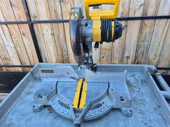 Dewalt miter saw// in good condition