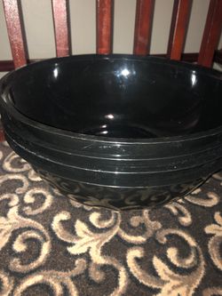 4 black bowls