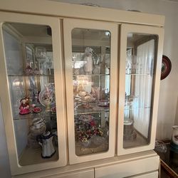 Bassett Ivory And Gold Hutch