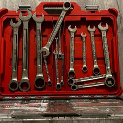 Milwaukee Ratcheting Combination Wrench Set with Tray