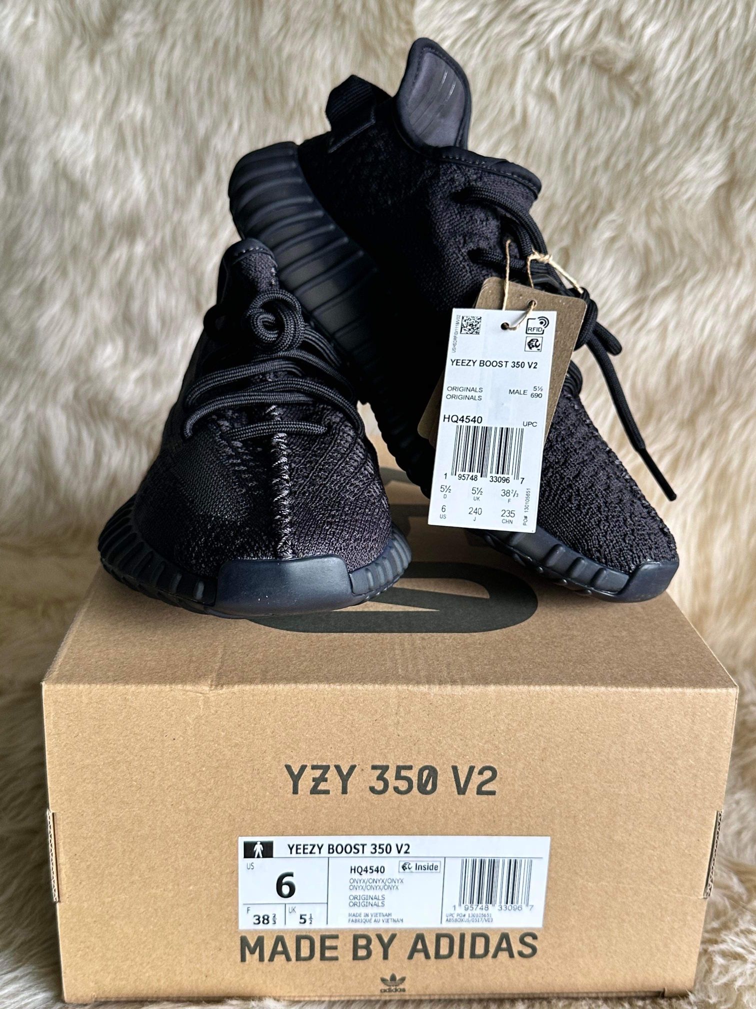 adidas Yeezy Boost 350 V2