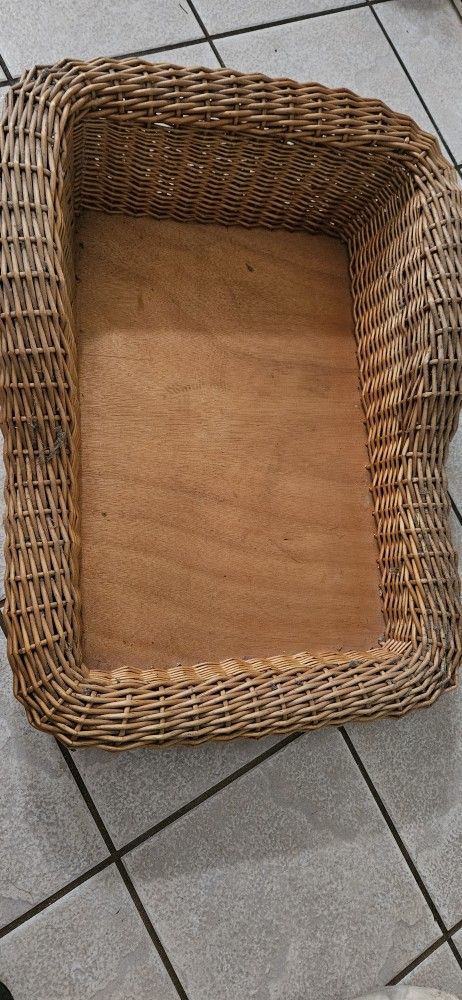 Medium size woven /wicker Dog bed with bed pilow