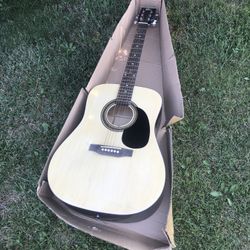 ROGUE   GUITAR     HARDLY   USED    LOOKS   NEW