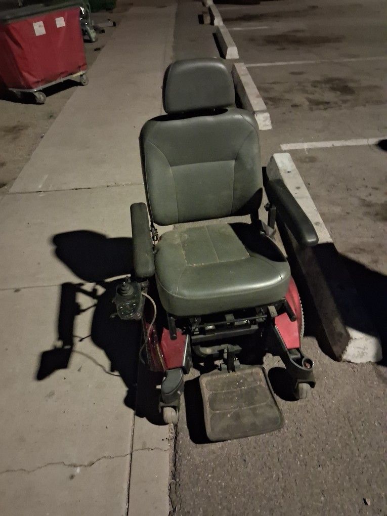 Electric wheelchair
