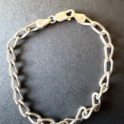 * Sterling silver figure-eight link bracelet 7.5” Beautiful! Great For Charms!