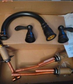 New Delta Porter 2-Handle Deck-Mount Roman Tub Faucet in Oil-Rubbed Bronze. Retails $280 With Taxes!!