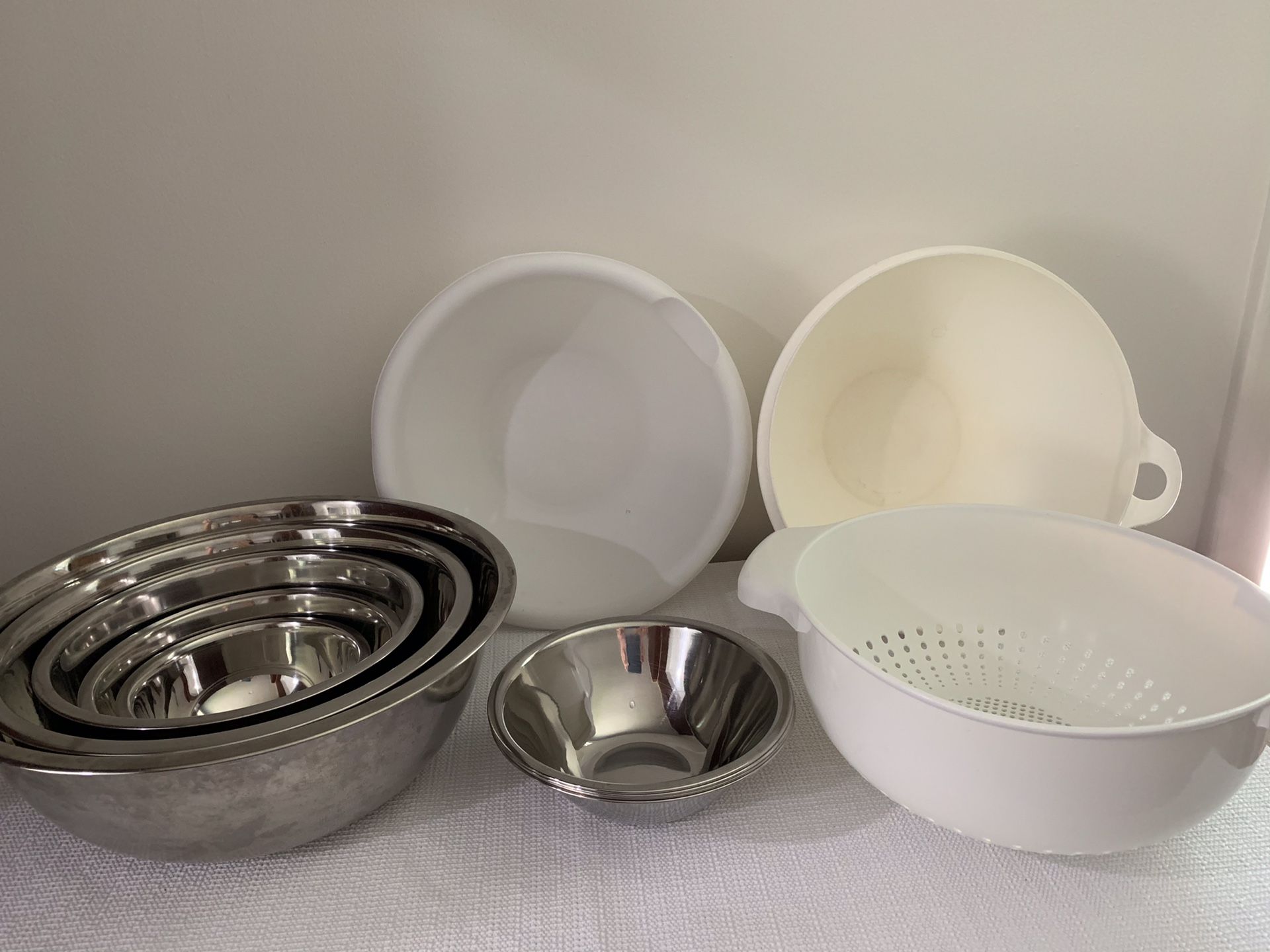 Set of 9 metal stainless steel mixing bowls, 2 large plastic mixing bowls and a large plastic colander.