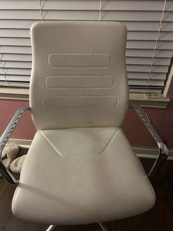 Free- White desk chair(Lake Mary)