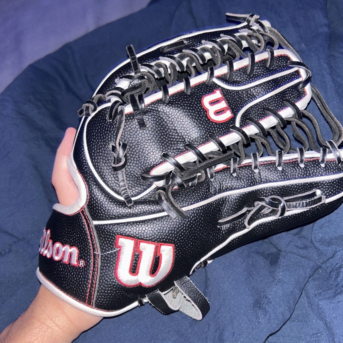 WILSON A2000 Spin Control Outfield glove/ size 12.75