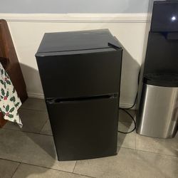 Mini fridge 