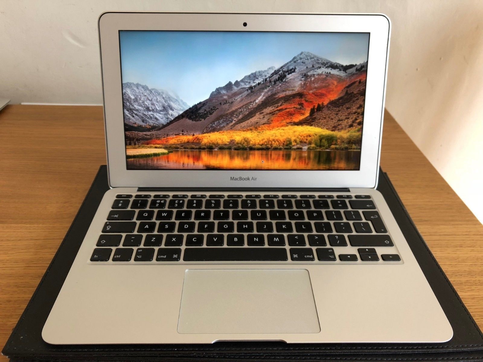 Apple MacBook Air 11", 1.4 GHz Core i5, 4GB Ram, 128 GB SSD, 2014 perfect condition