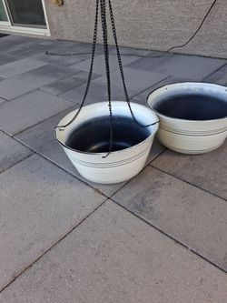 Pair of hanging baskets