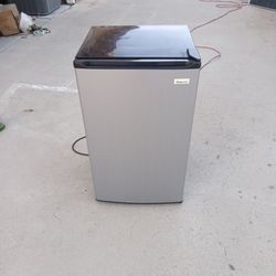 Gently Used Magic Chef Compact Refrigerator Freezer 