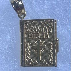 📖 14K Solid Gold “Santa Biblia” Pendant – 4.0 Grams 📖