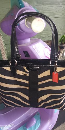 MEDIUM SIZE COACH HANDBAG