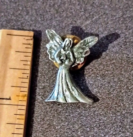 Angel Courage Folding hands Vintage Collectible Lapel Pin A-1