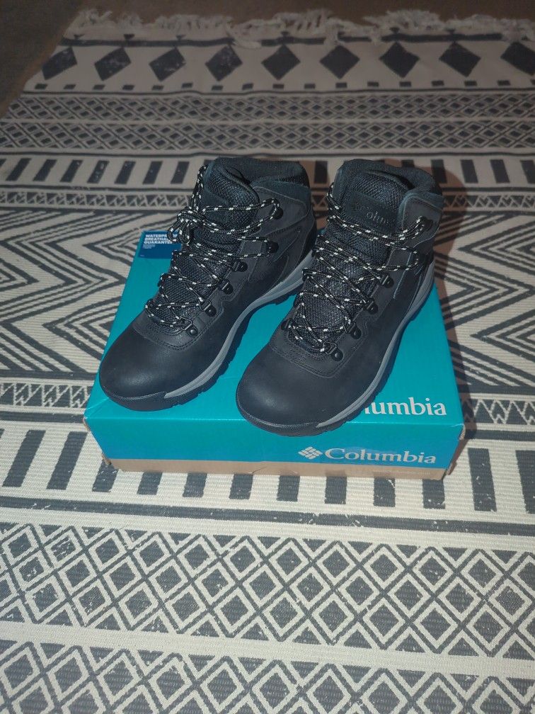 NEW 9.5 Women's Columbia Newton Ridge Plus Hiking Boots