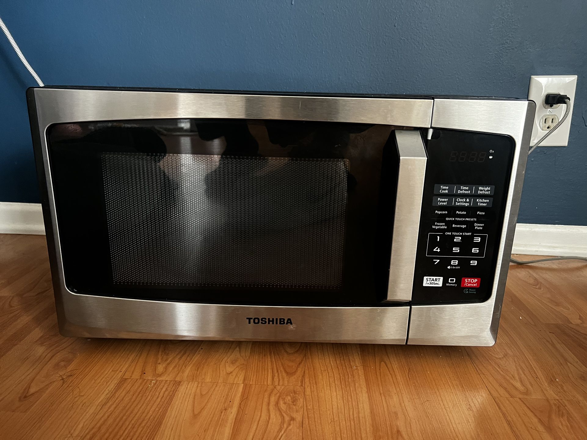 TOSHIBA Countertop Microwave Oven, 0.9 Cu Ft With 10.6 Inch