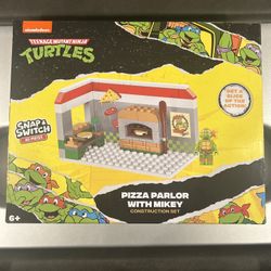 TMNT Legos ~ Pizza Parlor With Mikey