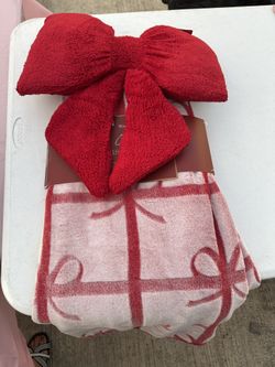 Bow Blanket With Pillow