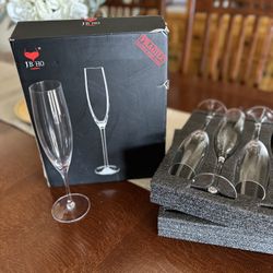 Champagne glasses – elegant flutes