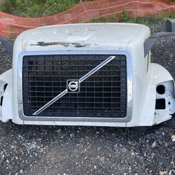 (2013) Volvo-Semi Truck Hood 