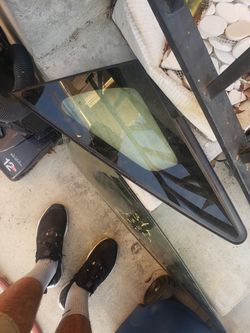 Toyota Prius left vent glass