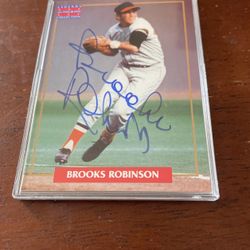 Brooks Robinson signed baseball card