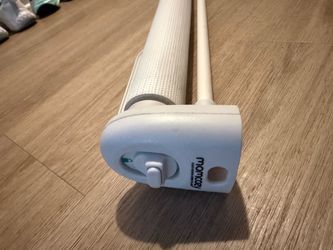 Retractable baby gate