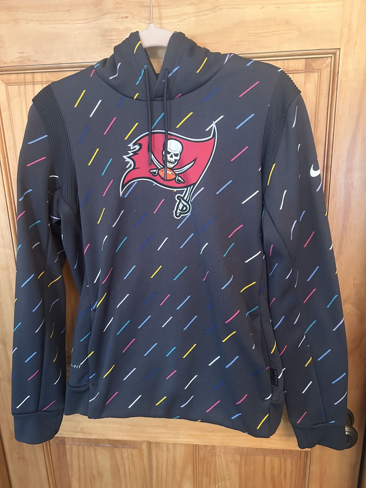 Nike TAMPA BAY BUCCANEERS Cancer Crucial Catch NFL Hood Sweatshirt Teen Medium.