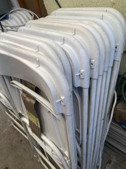 20 sillas blancas buenas condiciones en venta $7.50 cada una