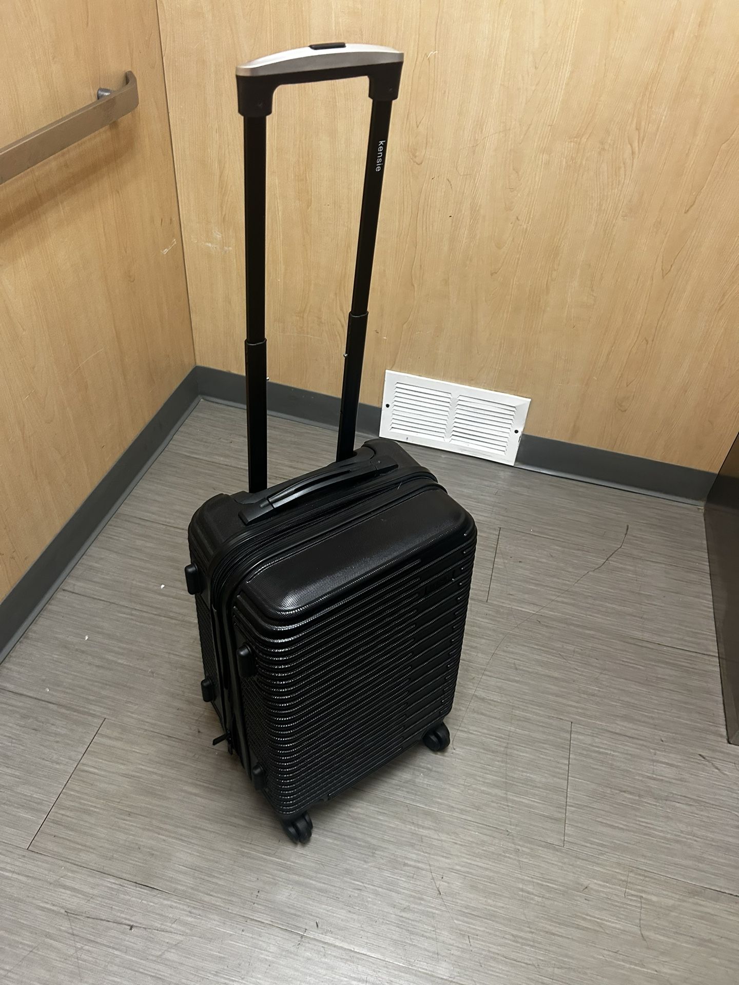 Black Kensie Roller Suitcase Hardshell