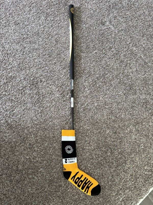 .Callaway-Odyssey-Happy-Gilmore-2-Hockey-Stick-Putter-IN-HAND
