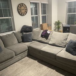 Sectional w/ Pillows 